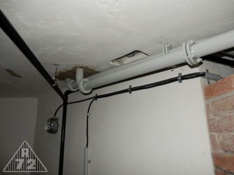 Ještě jeden záběr na rozvod vody, odtah výfuku a odparky s již zabetonovaným prostupem v podlaze. Vpravo ještě chybí zbytek příčky ke stropu a samozřejmě korková výplň.