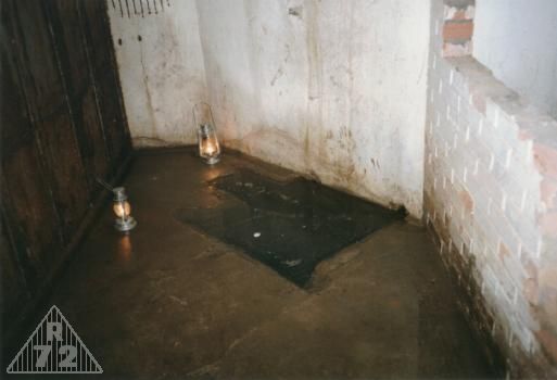 Běžný kolorit ve spodním patře - studna pookraj naplněná vodou, která přetekla do celého spodního patra a do výše 5cm zaplnila i celou místnost G.<br>Vpravo pak zbytek jediné dochované části příčky v celém objektu - místnost strojovny.