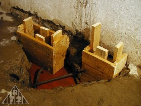 Před betonáží proražené podlahy je třeba zašalovat původní tvary prostupů pro filtroventilaci atd.
