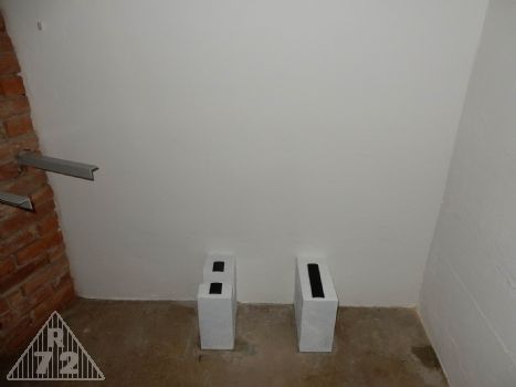 Nově vybetonované fundamenty na osazení expanzní nádrže ve strojovně.