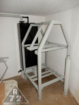 Pohled na nově osazený stojan na filtry. O něj pak stojí opřený tlumič k výfuku.