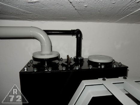 Detail přírub a rozvodu vody včetně odparky v horní části expanzní nádrže na vodu ve strojovně.