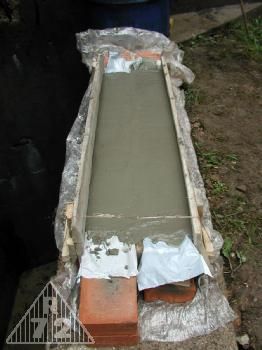 A takto se na R72 pečou betonové překlady nad dveřní zárubně. Ty cihly tam jsou jen kvůli orientaci :) Jinak je to skutečně betonové.