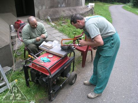 Polní manufaktura na výrobu hmoždinek pro elektroinstalaci.