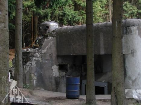 Polotovar zvonu osazen v šachtě před započetím hlavní betonáže.