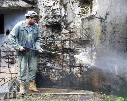 Odstraňování mechů ze stěn objektu pomocí WAP - sám velký předseda.