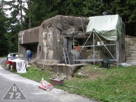 Takhle to vypadá, když se na objektu pracuje. Všude rozdělaný beton, pracovní náčiní, řízený nepořádek :)