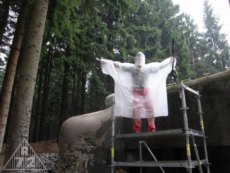 Bílý netopýr při wapkování objektu - jediný dosud známý způsob, jak se účinně zbavit mechu ze stěn TO.
V pozadí pak ne zcela dokončené krycí ucho pod ZN.