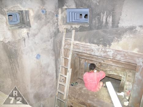 A pak se znovu začalo natírat základovou barvou, tentokráte už na míru namíchanou. Střílny N a M už svůj nový kabát nesou. Je docela úsměvné, že k činnostem, kterými někteří své rekonstrukce začínají a zároveň ukončují se my dostáváme deset let poté co jsme na 72 přišli :-)