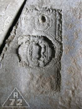 Detail střílny G, konkrétně místa, kde se otiskla nálož odpálená na pravé straně boku rámu. Pokud by někdo dokázal z přiložených fotografií určit o co by se mohlo jednat, tuto informaci ROZHODNĚ uvítáme!