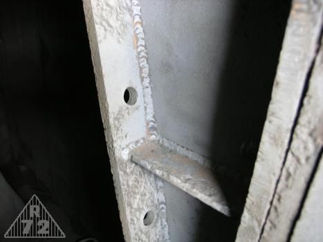 Detail svarů na vnitřní části střílny po opískování.