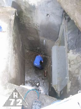Vybírání bordelu z místa, kde explodoval granát a vytrhl část podlahy DP.