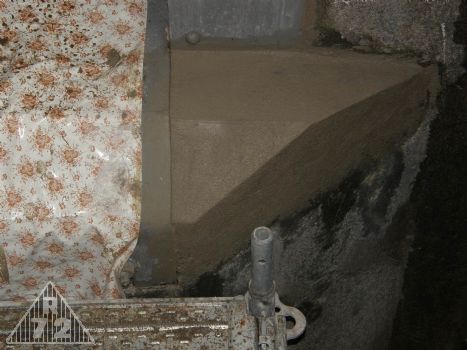 Oprava pravé části střílny G, resp. jejího betonového okraje.