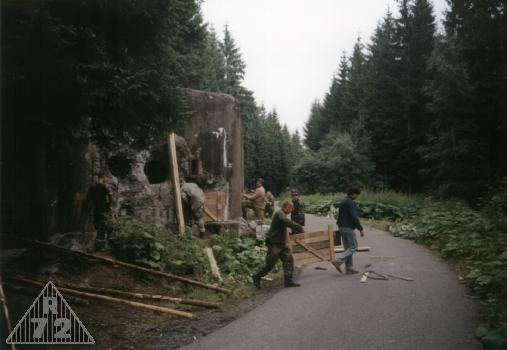 Příprava bednění na betonáž týlové stěny levé kasematy.
