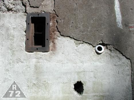 Dvojvýfuk před obroušením a nátěrem a otvor po zničeném granátovém skluzu, trubka pro stěnový periskop je již obroušena a připravena na první nátěr.