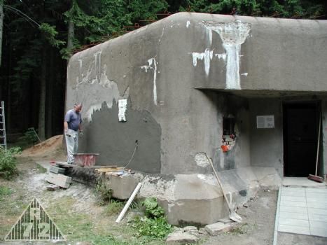 Finální zapravení týlové stěny v prostoru pravé kasematy.