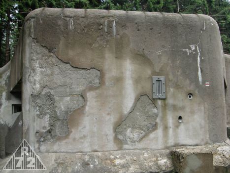 Po letech nám holt trocha toho betonu z týlové stěny odmrzla, tak jsme museli oklepat a znovu nahodit.