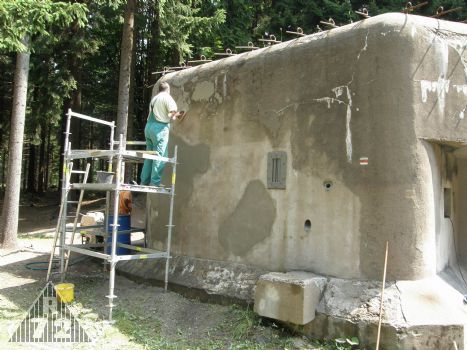 Práce na opravě týlové stěny - výjimečně svítí sluníčko.