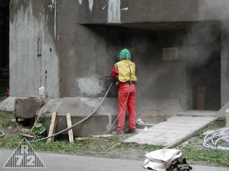 Při pískování se dostalo i na střílny.