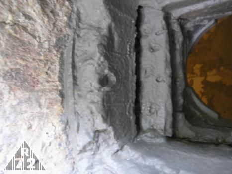 Detail střílny N na ochranu hlavních zbraní pravé kasematy, ve které byly při zkouškách odpáleny nálože. Otisky nálože je patrný na levé straně střílny.