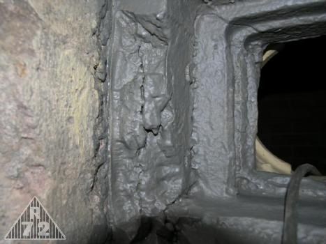 Detail pravé střílny N na ochranu vchodu, ve které byly odpáleny nálože.