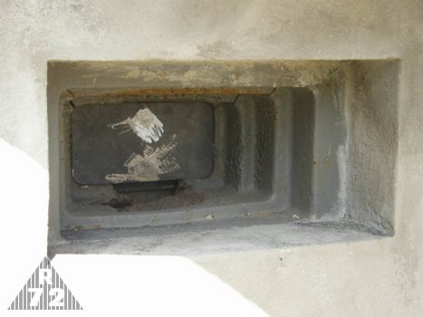 Dvojčetová střílna vpravo byla osazena menší krycí deskou tak, aby z ní bylo alespoň něco vidět. Dále už jít bohužel nemůžeme, neboť jak je vidět ve spodní části pancíře, tento zcela chybí a praskliny v obou horních rozích hovoří o tom, že střílna byla výbuchem nálože těžce poškozena.