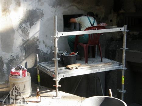 Oprava krycí N levé kasematy - židle se změnila, lešení a flaška piva zůstávají stejné :)
Věrný přítel Unimalt odpočívá v soudku a čeká na další akci.