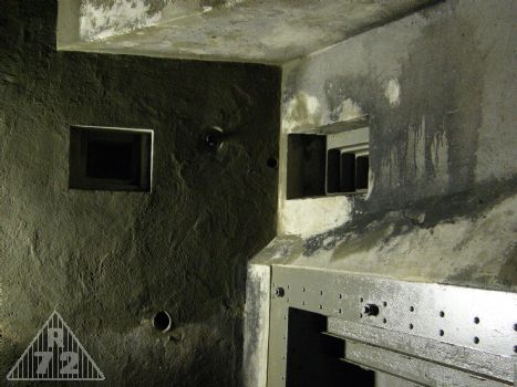 Noční pohled na levou skupinu střílen objektu - zleva tedy lehký kulomet, dvojče těžkých kulometů a dole pak část střílny minometu.
