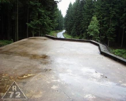 Odklizené zatravnění střechy s již osazenými kopiemi háků na maskovací sítě.