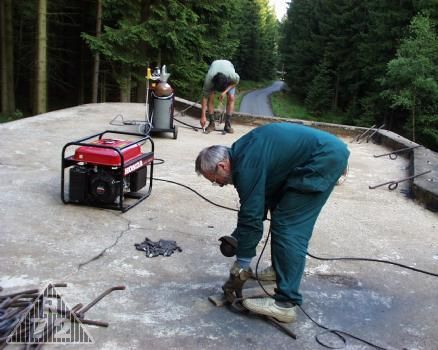 Řezání přečnívajících konců háků na maskovací sítě před osazením.