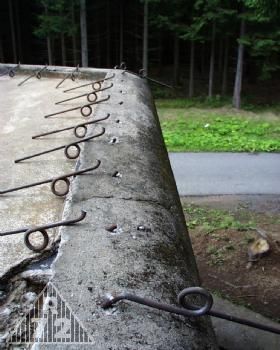 Připravené kopie háků na maskovací sítě před osazením na objekt.