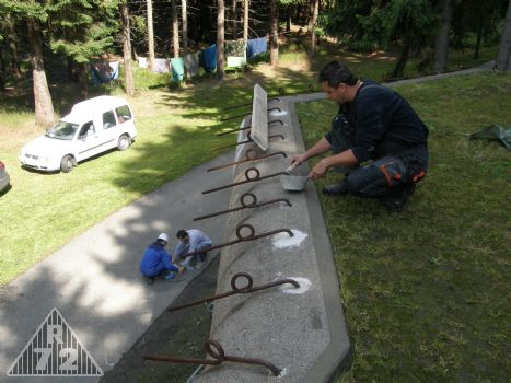 Betonování vysekaných děr při navařování původně uřezaných háků maskovacích sítí. Tyto uřezali již němečtí soudruzi dle dobových fotografií.
Háky vytvořeny dle originálu z R-S 73 - tedy systému firmy Hlaváček & Müller.