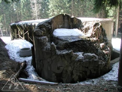 Smutný pohled na zdevastované ochranné křídlo a zvonovou šachtu.