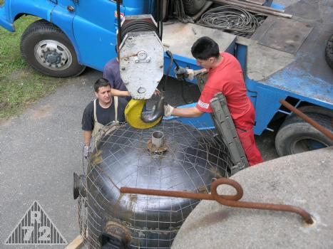 3. srpna pak dorazil jeřáb, který měl zvon osadit do připravené šachty