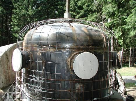 Před osazením vnějšího bednění bylo třeba zabezpečit, aby beton nevtekl do již hotových střílnových vložek.