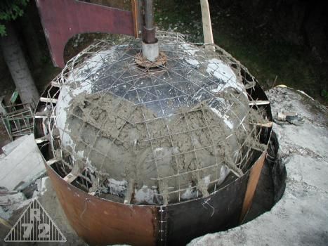 A pak se již jen lil a lil beton.