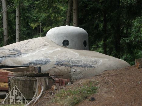 Revizní šachta v popředí nového ucha (nechápu proč každý magor má tendenci zjišťovat co je pod poklopem, když průměrně inteligentní jedinec zajímající se o opevnění musí vědět, že nic).