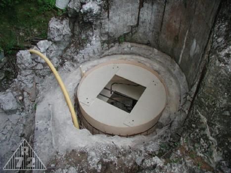Před začátkem betonáží a osazením. V šachte je usazeno bednění na vyrovnání podkladu.