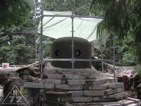 ... a bylo hotovo. Vzhledem k tomu, jak měl vypadat odlitek zvonu a jaký jsme měli po původním potěru povrch my, rozhodli jsme se nyní se s tím tolik nepárat. Snad už to bude teď vypadat lépe. A hlavně držet...