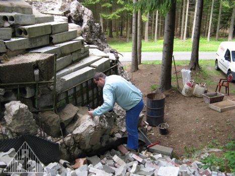 Příprava na betonáž ucha. Bohužel některé jeho části jsou poněkud vychýleny z profilu, takže jsme museli poněkud experimentovat.