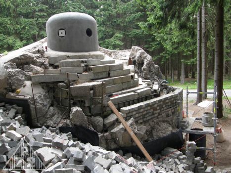 O necelý měsíc později už se jelo další patro. Ve zvonu si povšimněte speciální vložky s nitkovým křížem, která se používala jednak pro zaměření ZN dle původních plánů a nyní i pro měření sklonu betonové stropní desky od ZN v příslušném sklonu. Následně bude vytvořena speciální šablona tak, abychom trefili i toto. Zkrátka možná Vám to přijde jako úchylnost, ale když už, tak už :)