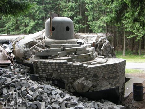 Opět třetí etapa, na zvonu je už část nové šablony, která bude zajišťovat příslušný sklon betonu kolem. Zatím využita pouze pro olovnici.