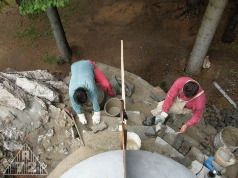 Další pracovní akce v plném proudu. Podavač fotí, zedníci zdí.
Pohled z ptačí perspektivy.