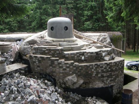 Hotovo... tedy pátý den práce na uchu je za námi, přesněji řečeno.
Dole si všimněte jak mizí původní halda zámkovky a žere jí ucho.