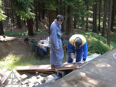 Hlavní akce nám začíná... Jelikož hlavní míchací centrum na beton bylo umístěno na stropě objektu, bylo nutno vytvořit nájezdovou plošinu pro kolečka s pískem.