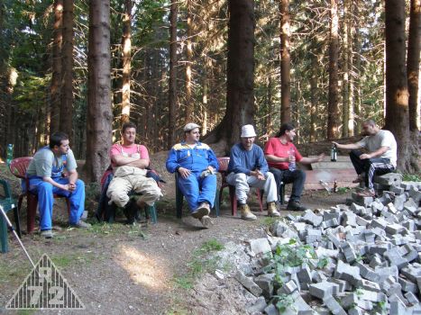 Občas bylo nutné, aby zasedla válečná porada a rozhodlo se co dál a jak. Kolikrát jen se řešila problematika náběhu límce zvonu :) Konfrontace s fotkami, tím co zbylo a logikou...