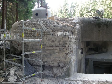 Chvíle klidu před další stavební bouří. 
Oblouček co je k němu namířena šablona byl pomalu naší noční můrou, protože co tam se dělo s náběhy, to i v nejdivočejších představách nedokázal nikdo pořádně definovat. <br>Faktem zůstává, že kulomet v levé střílně zvonu při plném vytočení vlevo střílel do krakorce resp. stropu... Že by chybička projektanta?