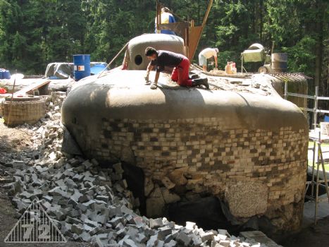 No a pak se započalo betonovat... jen za pátek padlo přes 20 míchaček betonu, což v tom parnu byl skutečně očistec. Jak pro míchače, tak pro hňoucače a hladiče...
