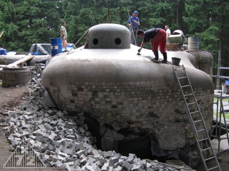 A hladilo se a budovalo, až zbyl jen malý trojúhelníček na kterém Brďa do poslední chvíle stál a tvaroval ty šílené oblouky a prolákliny...