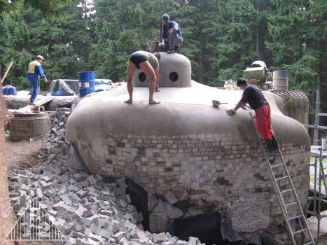 Do toho se zavadlý beton šudlil :) aby se nelesknul...
Vzhledem k tomu, že zas tak zcela zavadlý nebyl, bylo třeba velmi opatrně a poněkud ekvilibristickou metodou provádět již zmíněné úpravy. Bez klobouku bos... jinak to nešlo.